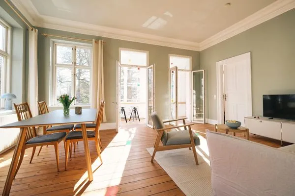 Wohnzimmer mit Couch, Esstisch und TV  Villa Rosa