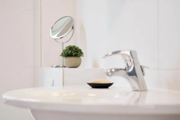 Bad mit Waschbecken, WC, Dusch-Wanne  Villa Rosa