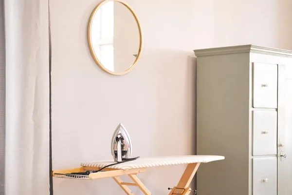 Schlafzimmer mit Bügelbrett und Kleiderschrank  Villa Rosa