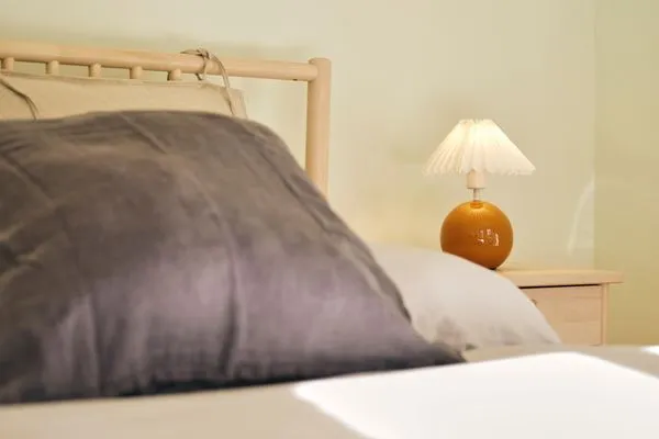 Schlafzimmer mit Doppelbett (160 x 200 cm) und Garderobe  Villa Rosa