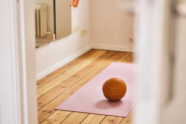 Fitnessraum mit Yogamatte und Hanteln  Villa Rosa