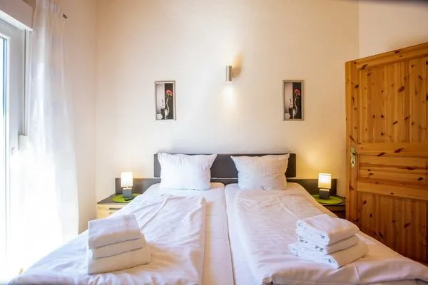 Ferienhaus MöwenNest gemütliches Doppelbett im Schlafzimmer  MöwenNest