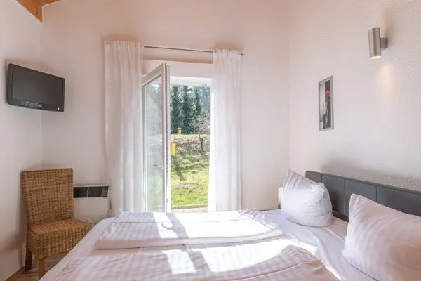 Ferienhaus MöwenNest Schlafzimmer mit Blick in den Garten  MöwenNest