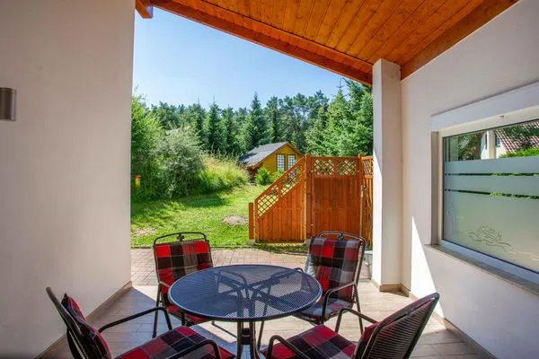 Ferienhaus MöwenNest Terasse mit Blick in den Garten  MöwenNest
