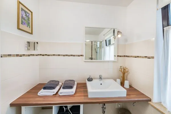 Helles Badezimmer mit Fußbodenheizung  Ferienwohnung Villa Bourguet