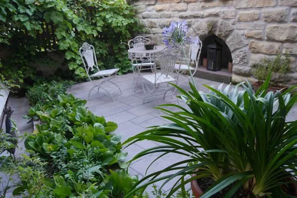 Mediterraner Sitzbereich im Garten  Ferienwohnung Villa Bourguet