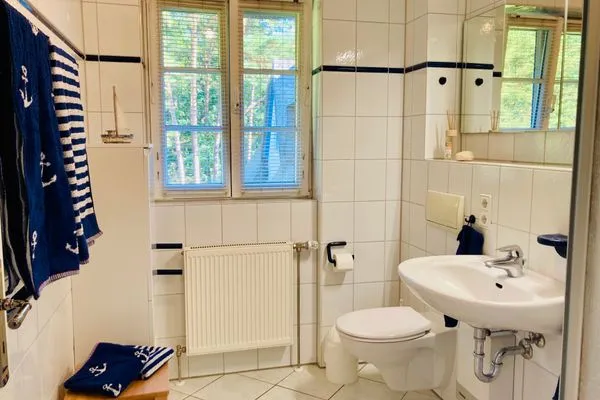 Badezimmer mit WC und Waschbecken Achtern Diek Achtern Diek 12b - Wohnung 5