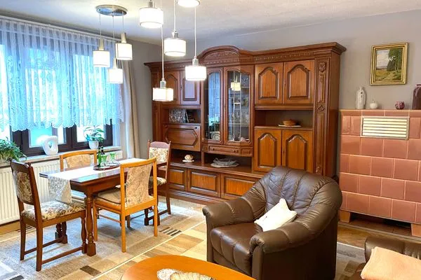 Wohnzimmer mit traditionellen Möbeln  Ferienwohnung Waldblick