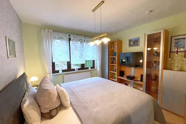 Geräumiges Schlafzimmer  Ferienwohnung Waldblick