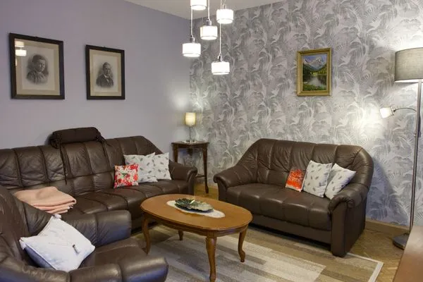 Sofa-Sitzecke im Wohnzimmer  Ferienwohnung Waldblick