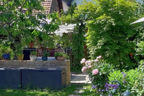 Garten mit Rückansicht des Hauses  Ferienwohnung Waldblick