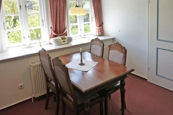 Wohnstube mit Esstisch in der Ferienwohnung Sillo´s Hüs 3 in Nebel auf Amrum  *Sillo´s Hüs 3*