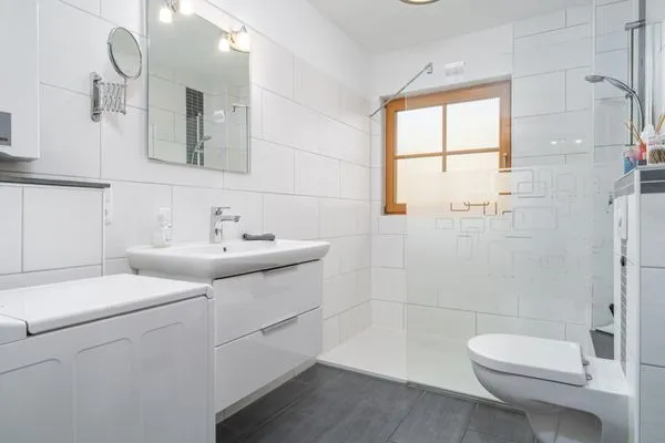 Badezimmer mit Dusche Ferienpark Freesenbruch Wohnung 2.1 - Möwennest