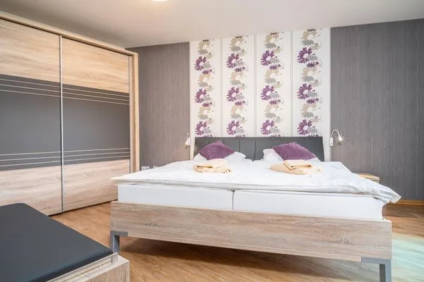 Schlafzimmer mit Doppelbett Ferienpark Freesenbruch Wohnung 2.1 - Möwennest