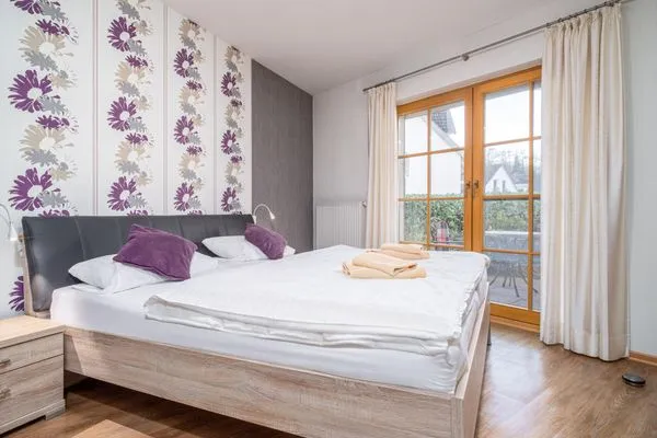 Schlafzimmer mit Doppelbett Ferienpark Freesenbruch Wohnung 2.1 - Möwennest