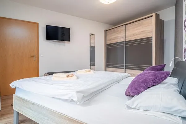 Schlafzimmer mit Doppelbett Ferienpark Freesenbruch Wohnung 2.1 - Möwennest