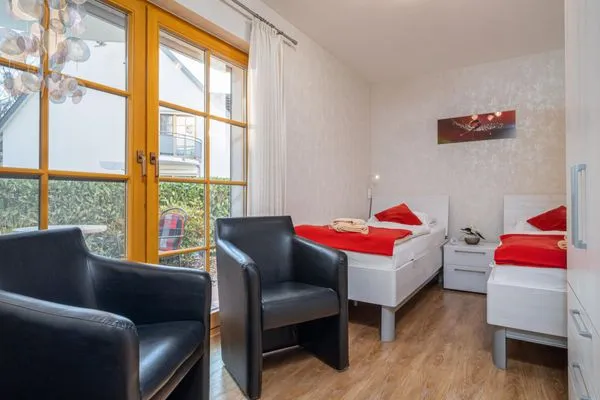 Schlafzimmer mit zwei Einzelbetten Ferienpark Freesenbruch Wohnung 2.1 - Möwennest