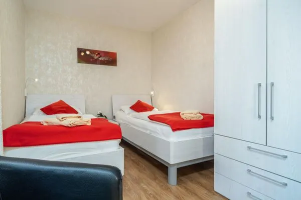 Schlafzimmer mit zwei Einzelbetten Ferienpark Freesenbruch Wohnung 2.1 - Möwennest