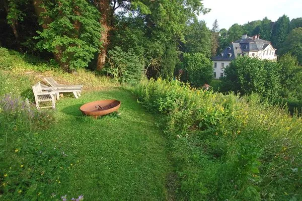 Herrlicher Platz mit Feuerschale und Blick auf Schloss Glücksbrunn  Ferienwohnung Parkblick