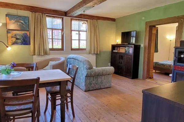 Blick auf Wohn- und Esszimmer und den Ofen  Ferienwohnung Teichblick