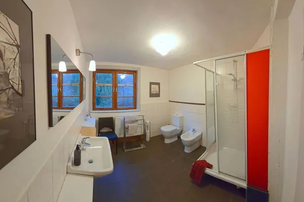 Geräumiges Badezimmer mit Dusche  Ferienwohnung Teichblick