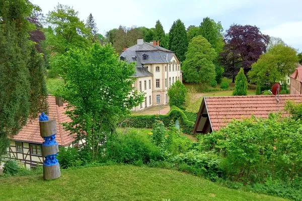 Blick vom Garten auf das nachbarschaftliche Schloss Glücksbrunn  Ferienwohnung Teichblick