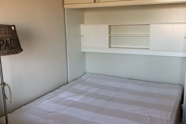 zusätzliches Schrankbett im Wohnbereich Ferienwohnung im Haus Nordland App 34 (Hund)