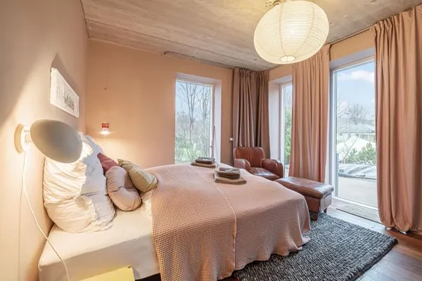 Schlafzimmer mit Doppelbett und Sessel im EG  Haifischsieben