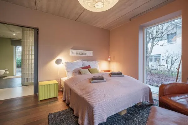 Schlafzimmer mit Doppelbett und Sessel im EG  Haifischsieben