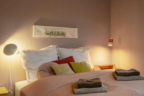 Schlafzimmer mit Doppelbett und Sessel im EG  Haifischsieben