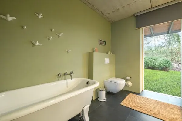 Bad mit Dusche, Wanne, WC, Waschtisch, Fön, Fußbodenheizung im EG  Haifischsieben