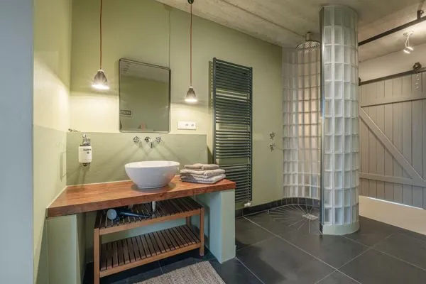 Bad mit Dusche, Wanne, WC, Waschtisch, Fön, Fußbodenheizung im EG  Haifischsieben