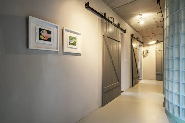 Flur im EG mit Schiebetüren zu den Schlafzimmern  Haifischsieben