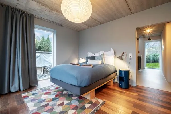 Schlafzimmer blau mit Doppelbett und Sofa im EG  Haifischsieben