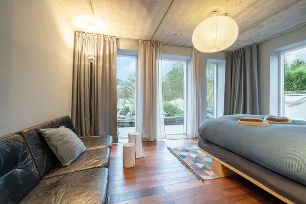 Schlafzimmer blau mit Doppelbett und Sofa im EG  Haifischsieben