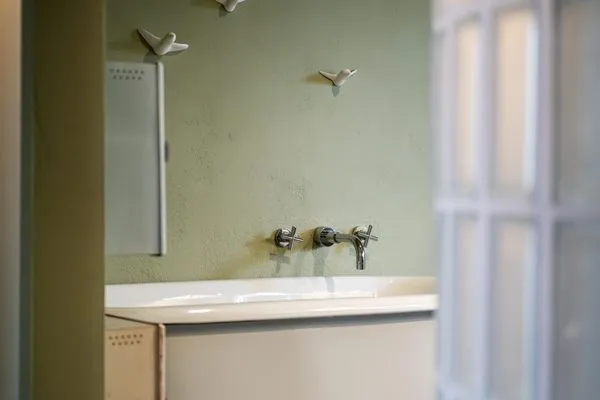 Bad mit Dusche, Wanne, WC, Waschtisch, Fön, Fußbodenheizung im EG  Haifischsieben