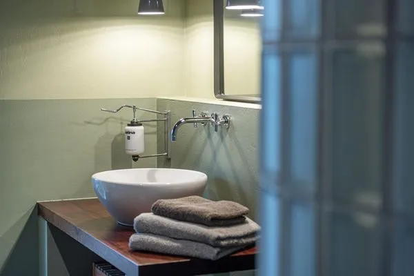 Bad mit Dusche, Wanne, WC, Waschtisch, Fön, Fußbodenheizung im EG  Haifischsieben