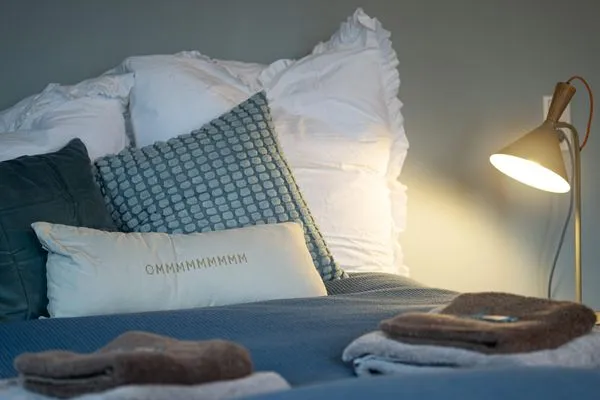 Schlafzimmer blau mit Doppelbett und Sofa im EG  Haifischsieben