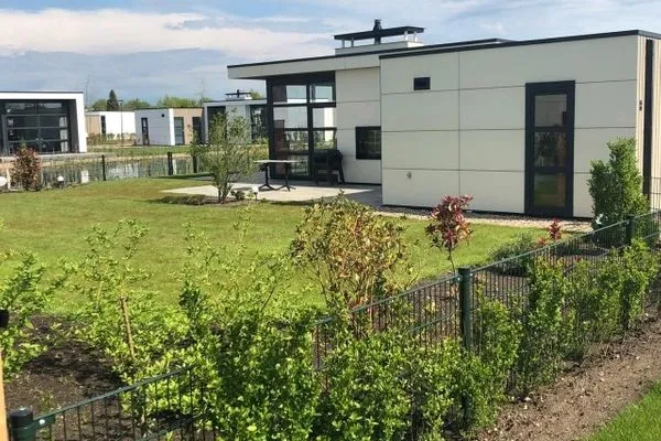  Marina Strandbad Chalet RiverLodge mit Zaun Haus Nr. 94