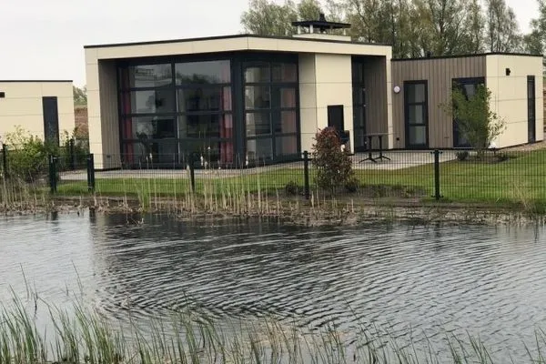  Marina Strandbad Chalet RiverLodge mit Zaun Haus Nr. 94