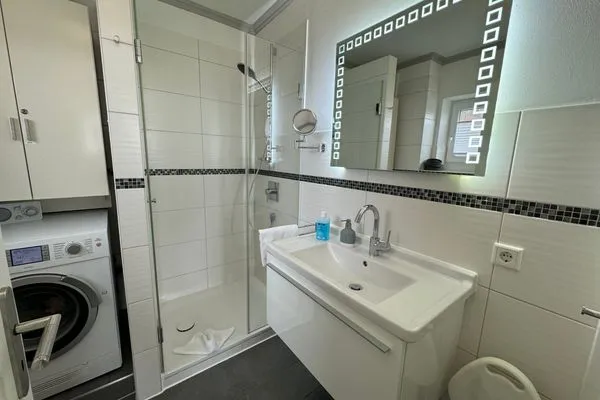 Duschbad mit Fenster und Waschmaschiene Ferienwohnung im Haus Strandstr.22 Strandnah Nordstern - App.72