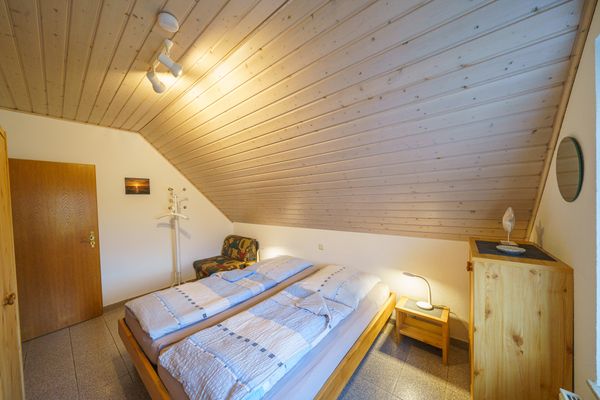  Am Priel 20 DG Otterndorf - Schlafzimmer mit Doppelbett