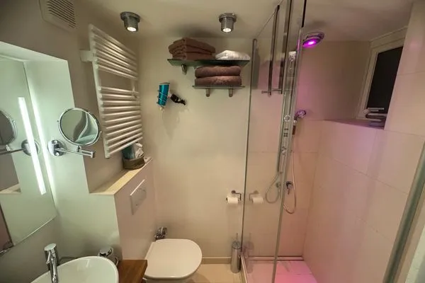 große Dusche mit Farbenspiel Ferienwohnung Brandenburgerstr. 11 - Dühne16 mit kleinem Meerblick