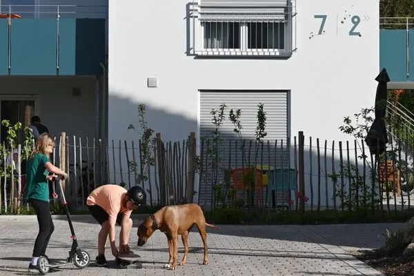 Fassade / Eingang  Apartment mit  teilüberdachter Terrasse 7/2 EG
