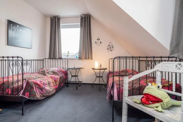 Schlafzimmer mit Einzelbetten in der 1. Etage  Ferienwohnung Ohana