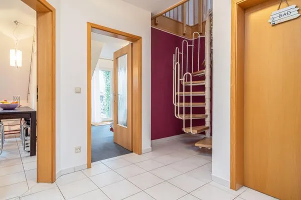 Flur mit Treppe ins Obergeschoss  Ferienwohnung Ohana