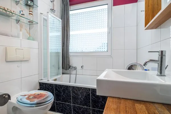 Badezimmer mit Badewanne  Ferienwohnung Ohana