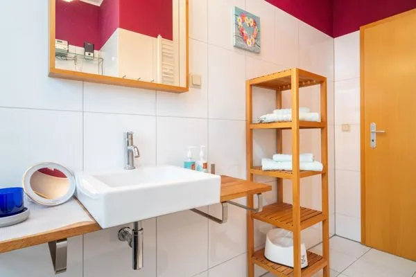 Waschbecken mit Spiegel  Ferienwohnung Ohana