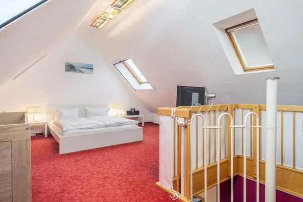 Schlafzimmer mit Doppelbett im Dachgeschoss  Ferienwohnung Ohana