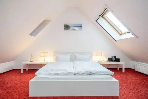 Schlafzimmer mit Doppelbett im Dachgeschoss  Ferienwohnung Ohana